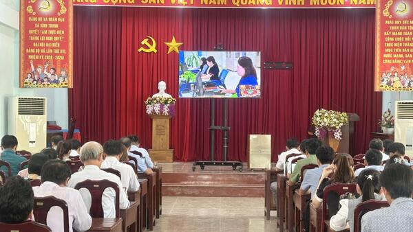 ĐIỂM CẦU XÃ ĐÔNG SƠN THAM DỰ LỄ PHÁT ĐỘNG PHONG TRÀO "BÌNH DÂN HỌC VỤ SỐ"