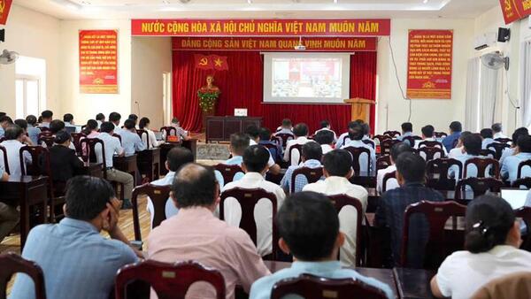 ĐẢNG ỦY XÃ ĐÔNG SƠN HỌC TẬP, QUÁN TRIỆT CÁC CHỈ THỊ, NGHỊ QUYẾT CỦA TRUNG ƯƠNG VÀ TỈNH